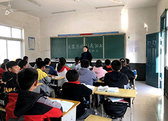 杨雪，2018届环境设计专业毕业生，现任灵璧县浍沟张大庄小学教师。